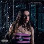 „HOLLY HUMBERSTONE, PAINT MY BEDROOM BLACK“. Eine Frau mit nassem Haar steht bei Regen, düstere Atmosphäre.