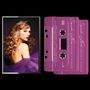 „Speak Now (Taylor's Version)“ steht auf einer lila Kassette. Daneben eine Frau in einem violetten Kleid, Schulteransicht.