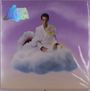 Oben links steht „MIKA“ in bunten Buchstaben. Ein Mann im weißen Anzug sitzt auf einer Wolke vor einem lila Himmel.