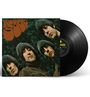 Der Text "Rubber Soul" steht oben links in oranger Schrift. Vier Männer mit Pilzkopf-Frisuren schauen in die Kamera. Vinylplatte.