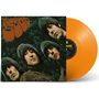 "Rubber Soul" in geschwungenem Schriftzug. Vier Männer mit langen Haaren und brauner Kleidung, orangefarbene Vinylplatte.