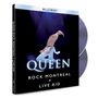 BLU-RAY, QUEEN ROCK MONTREAL + LIVE AID. Ein Sänger in weißer Kleidung singt leidenschaftlich, Hintergrund lila.
