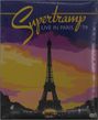 "Supertramp Live in Paris '79" in gelber Schrift. Silhouette des Eiffelturms vor farbigem Himmel, lila und orange Töne.