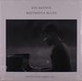 "Jon Batiste Beethoven Blues. Batiste Piano Series, Vol. 1." Schwarz-weiß Foto eines Mannes am Klavier in einem stilvollen Cover.