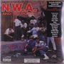 N.W.A. AND THE POSSE; Namen u.a.: Eazy-E, Dr. Dre, Ice Cube. Gruppe von Männern vor einer Wand mit Graffiti.