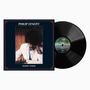 Text: "Philip Lynott" und "Fatalistic Attitude". Ein Mann im Anzug spielt Schach, raucht, mit einer Vinyl-Schallplatte daneben.