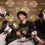 „2025 Plazas Championship“, „JAZEEK“, „MVP“. Eine Person hält einen goldenen Pokal und wird von Kameras und Mikrofonen umgeben.