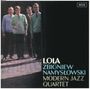Text: "LOLA ZBIGNIEW NAMYSŁOWSKI MODERN JAZZ QUARTET". Vier Männer stehen auf einem gepflasterten Weg.