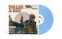 "DOLLAR A DAY", "CHARLEY CROCKETT", "SAGUARO SESSIONS". Ein Mann mit Cowboyhut sitzt entspannt mit Goldbarren. Blue Vinyl.