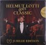"Helmut Lotti goes Classic" steht in gold auf rotem Hintergrund. Ein lachender Mann steht im Frack mit ausgebreiteten Armen.