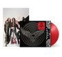 Roter Schriftzug „One More Time“ mit geflügeltem Schädel. Dahinter eine Band mit Gitarren, rotes Vinyl sichtbar.