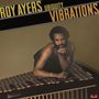 Text: "Roy Ayers Ubiquity Vibrations". Ein Mann lehnt an einem Vibraphon, sein Kopf ruht auf seinen Händen. Unten rechts ein rotes Logo.
