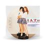 t.A.T.u. All the Things She Said. Zwei Mädchen in Schuluniformen stehen Rücken an Rücken auf einer Vinyl-Schallplatte.