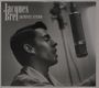 Text: "Jacques Brel ARCHIVES STUDIO". Schwarz-weißes Foto eines Mannes im Profil beim Singen vor einem Mikrofon.