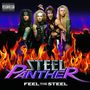 "Steel Panther, Feel the Steel" oben "Parental Advisory Explicit Content." Vier Bandmitglieder in 80er-Mode vor Flammen.