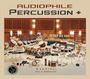 "AUDIOPHILE PERCUSSION +" oben, "WARNING! PLAY AT MEDIUM LEVEL" unten. Viele Schlaginstrumente in einem großen Raum.