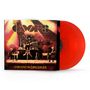 "The Doors" und "UNBOUND AND DANGEROUS" in goldener Schrift. Eine Bühne mit Musikern, rote Vinyl-Schallplatten.