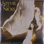 Text: "Stevie Nicks Stand Back". Eine Frau wirbelt in einem fließenden weißen Kleid.