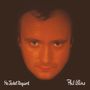 „No Jacket Required“ und „Phil Collins“ in weißer Schrift. Ein ernstes Porträt eines Mannes mit Glanz auf der Haut, gedämpfte Beleuchtung.