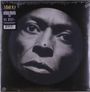 Text: "miles davis", "Kind of Blue", "MD100".
Ein Schwarz-Weiß-Porträt von Miles Davis mit ernstem Ausdruck.