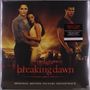 "Breaking Dawn Part 1" Soundtrack Cover: Zwei Menschen in inniger Umarmung, umgeben von einer dramatischen, warmen Landschaft.
