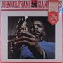 "JOHN COLTRANE GIANT STEPS" oben; Mann spielt Saxophon, in einem intensiven, fokussierten Ausdruck.