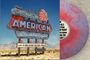 "The Good Ole American Saturday Night" steht auf einem nostalgischen Leuchtschild in einer Wüstenlandschaft. Links ist eine bunte Vinyl-Schallplatte.