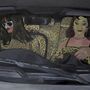 Eine Illustration zeigt zwei Frauen in einem Auto mit Leopardenmuster, eine trägt Sonnenbrille, die andere hat rot lackierte Nägel.