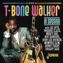 "T-Bone Walker in Session" mit Künstlernamen, 1940-1962. Ein Mann im Anzug hält eine Gitarre. Jasmine-Logo.
