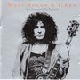 "Marc Bolan & T. Rex The Essential Collection." Schwarz-weiß Porträt eines Mannes mit Gitarre und lockigen Haaren.