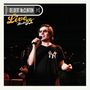 "Delbert McClinton Live from Austin TX". Ein Mann singt mit Mikrofon, trägt ein T-Shirt mit großem NY-Logo. Bühne im Hintergrund.
