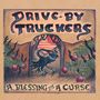 "Drive-By Truckers" und "A Blessing and a Curse" sind in verschnörkelter Schrift über einem phantasievollen Torbogen.