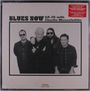 "BLUES NOW GA-20 with Charlie Musselwhite." Vier Männer in schwarzer Kleidung, einer mit Sonnenbrille, lächeln für ein Foto.