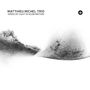 MATTHIEU MICHEL TRIO, SPEED OF LIGHT IN SLOW MOTION. Schwarz-weiße abstrakte Kunst mit wellenförmigem Muster.