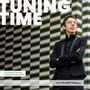 Der Text "Tuning Time", "Orchestral works Annelies Van Parys", "antarctica". Eine Person steht vor gefliester Wand.