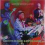 "Move with Love", "Lafayette Gilchrist & New Volcanoes". Musikgruppe mit Keyboard, Gitarre und Blasinstrument, bunte Farben.
