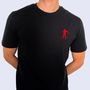 Ein schwarzes T-Shirt mit einem kleinen roten Logo einer stehenden Person, die ein Gewehr hält, links auf der Brust.