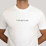 Der Text "in the spirit of jazz" steht auf einem weißen T-Shirt, getragen von einer Person.