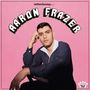 Text: "Introducing... Aaron Frazer". Logo unten rechts. Mann in blauem Hemd vor rosa Hintergrund.