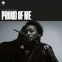 Text: "ALA.NI & ADRIAN YOUNGE - PROUD OF ME". Schwarz-Weiß-Foto von zwei Personen, eine Person im Vordergrund.