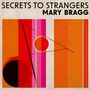 „SECRETS TO STRANGERS“, „MARY BRAGG“ oben. Abstrakte Kunst mit Kreisen, Dreiecken und vertikalen Streifen in Rot- und Orangetönen.