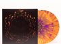 Zwei bunte Schallplatten mit orange-violettem Muster neben einem dunklen Cover mit abstraktem geometrischen Design.