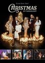 "Gaither Gospel Series: Christmas by Candlelight" und "The Collingsworth Family". Menschen vor leuchtenden Tannen.