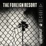 "The Foreign Resort", "Endurance", Drahtzaun mit Palme, geometrische Symbole rechts.