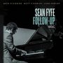 "Sean Fyfe Follow-Up" in großem Text. Schwarz-weißes Foto eines Mannes, der Klavier spielt.