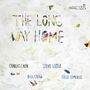 "The Long Way Home" ist in bunten Buchstaben auf einem abstrakten, texturierten Hintergrund geschrieben. Namen darunter.