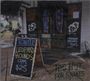 "WELCOME", "TONITE LEOPARD HOUNDS 9PM $25", "MONDAYS RED BEANS BLUES", diverse Flaggen, rustikaler Eingangsbereich.