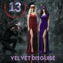 „13“, „THE COUNCIL OF THE NEEDLESS“, „VELVET DISGUISE“. Zwei Frauen in roten und violetten Kleidern, Fotograf kniet.