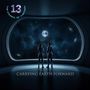 "13 THE COUNCIL OF THIRTEEN", "CARRYING EARTH FORWARD". Zwei Personen sehen in einem futuristischen Raum auf die Erde.
