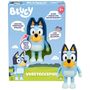 Spielzeugverpackung mit "Bluey Versteckspiel". Figur in Blau, Wolkenhintergrund, Sprechblasen mit Anweisungen.